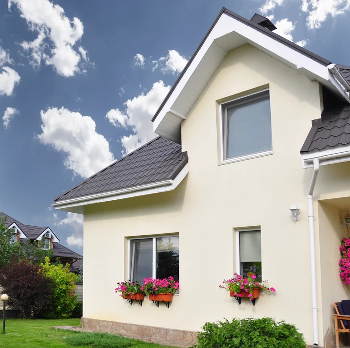 Surface murale en béton brut avec finition texturée présentant des variations chromatiques grises et beiges