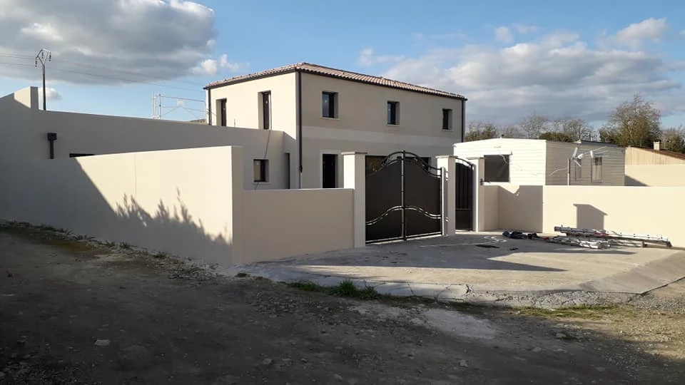 Détail architectural décoratif en relief sur surface murale blanche