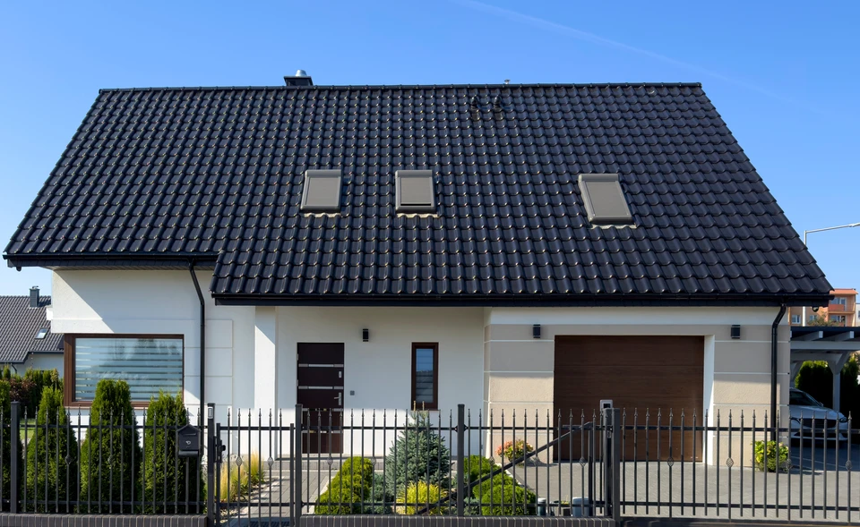 Chantier de construction extérieur avec façade de bâtiment en cours de finition