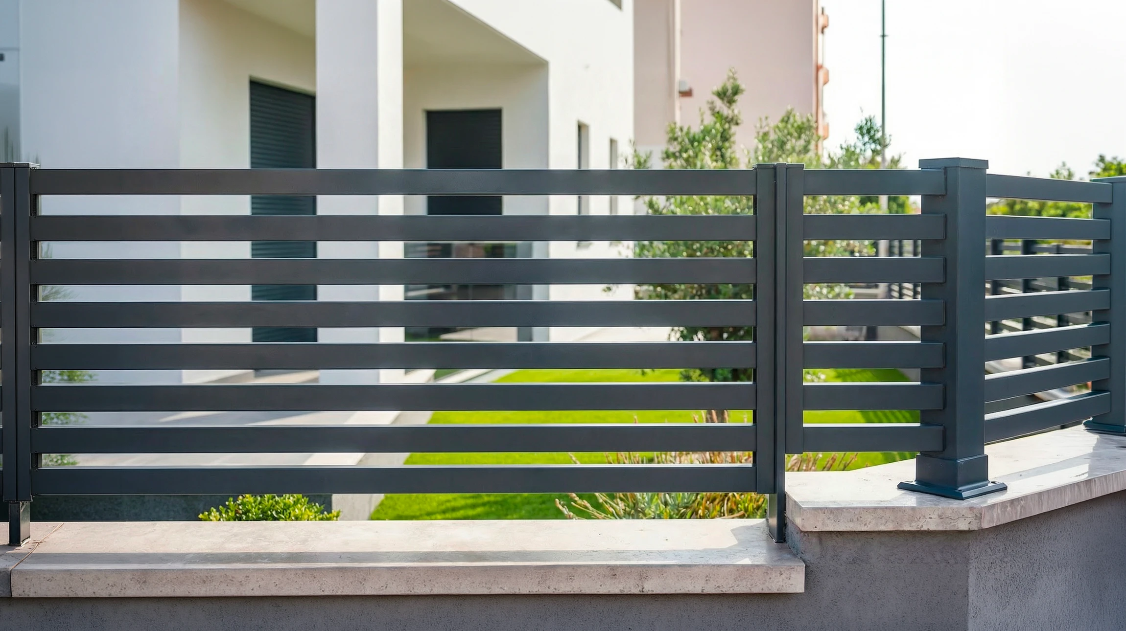 Longue clôture moderne en briques et fer dans la rue devant la route