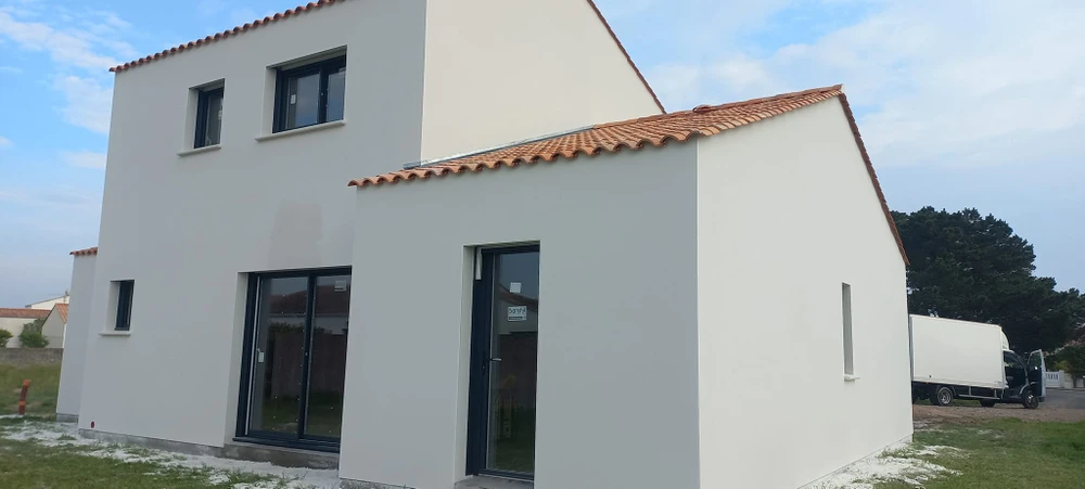 Intérieur élégant avec moulure décorative blanche sur mur