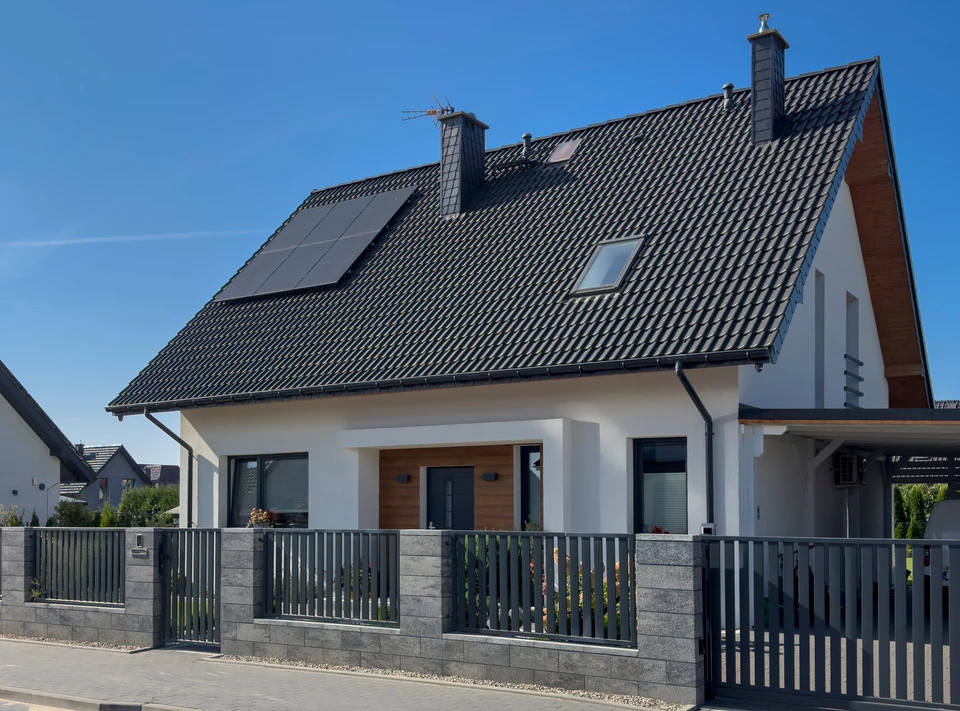 Façade officielle d'un bâtiment gouvernemental français avec drapeaux tricolores, architecture classique en pierre de taille, colonnes, balustrades sculptées