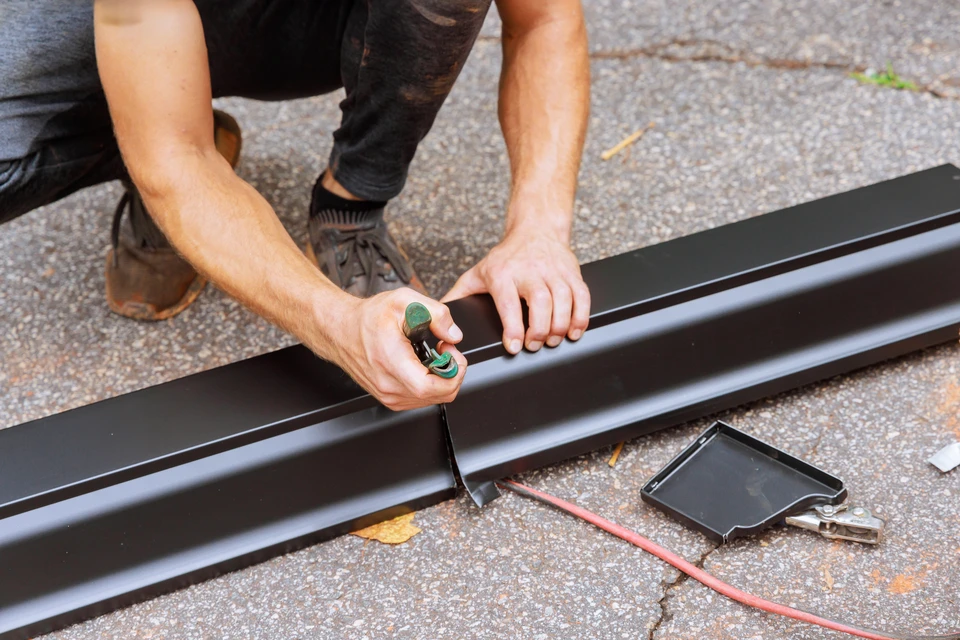 Atelier de mécanique de précision avec composants métalliques usinés