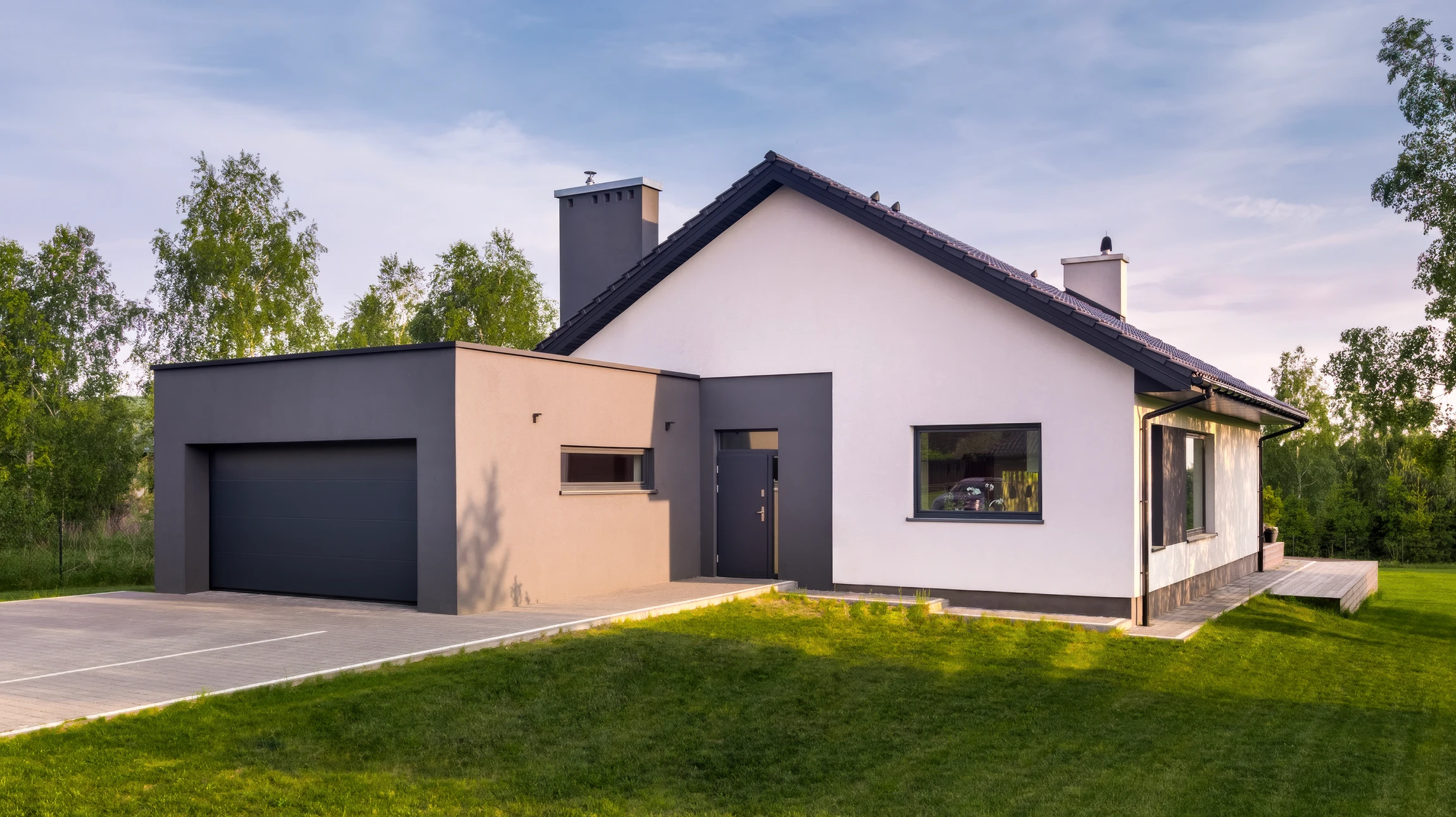 Ouvrier peignant un mur extérieur, appliquant de la peinture blanche sur une surface bleue avec un rouleau