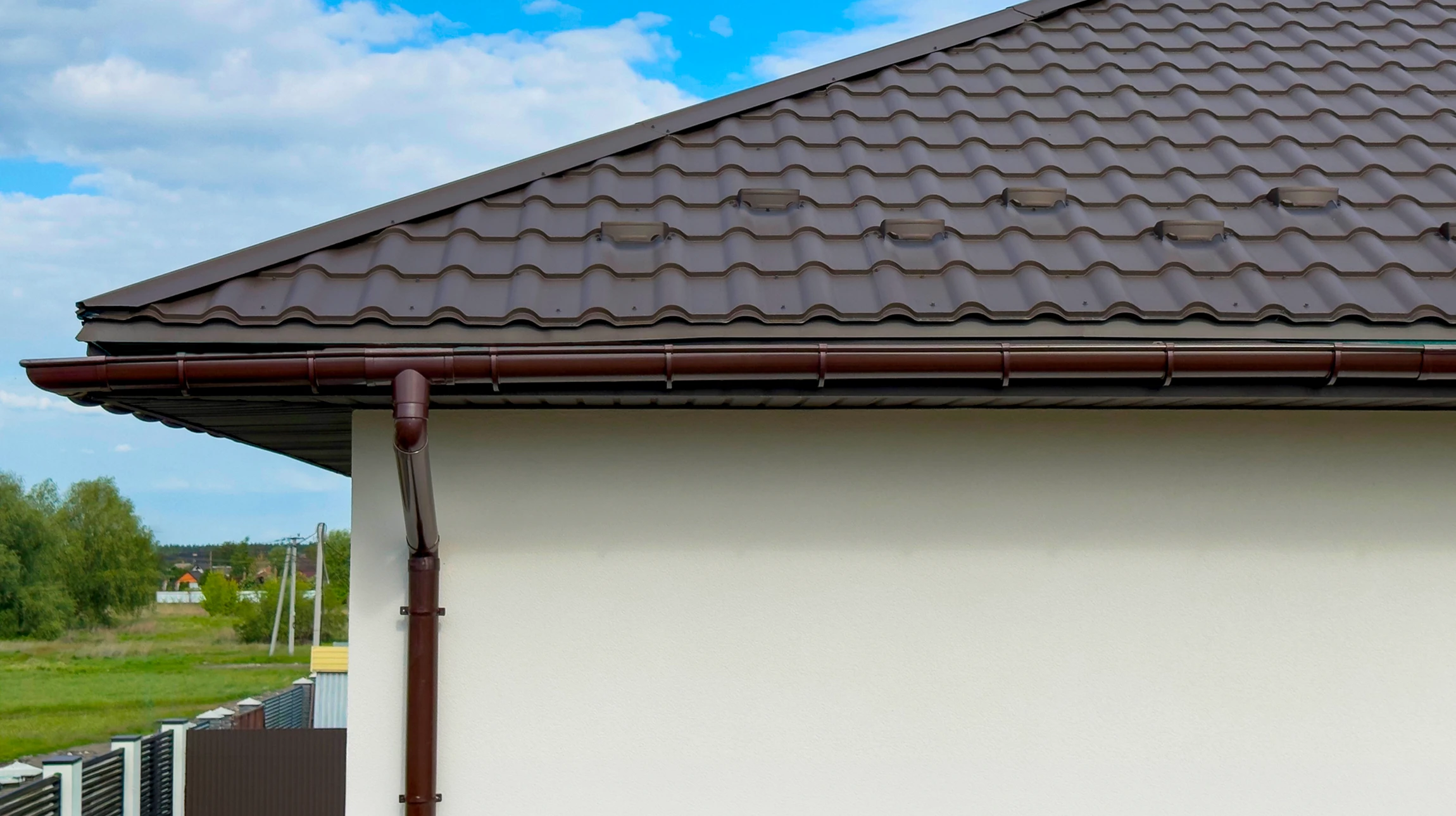 Atelier industriel avec pièces métalliques usinées disposées sur surface sombre