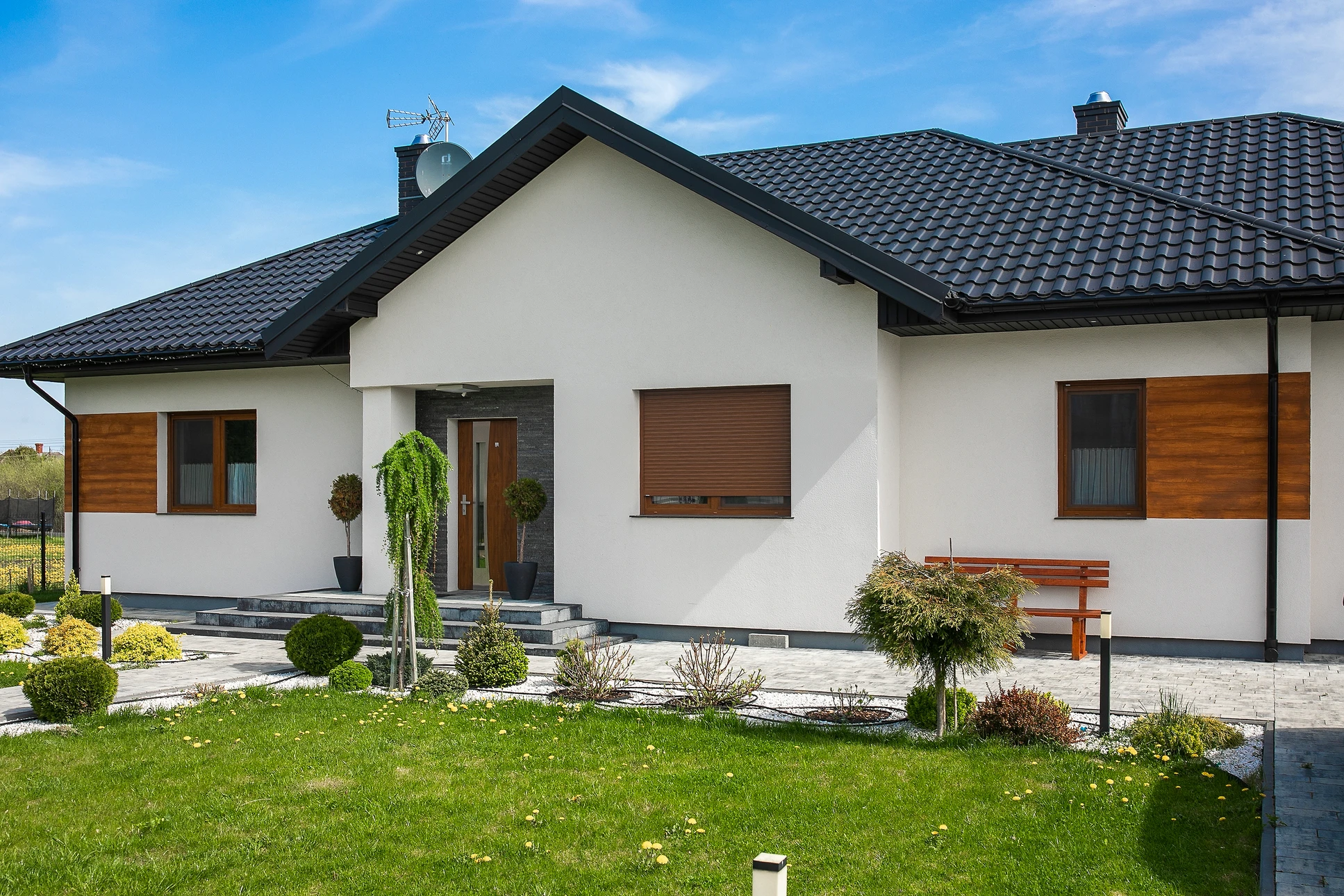 Couleur blanche de la fenêtre de caisson ouverte dans le mur de blocs de pierre rugueux couleur orange de surface